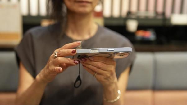 スマホを使う女性 スマホを使う女性の写真