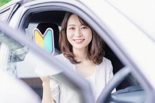 初心者マークを持った若い女性ドライバー 初心者マークを持った若い女性ドライバー ビギナー,講習,講師の写真素材