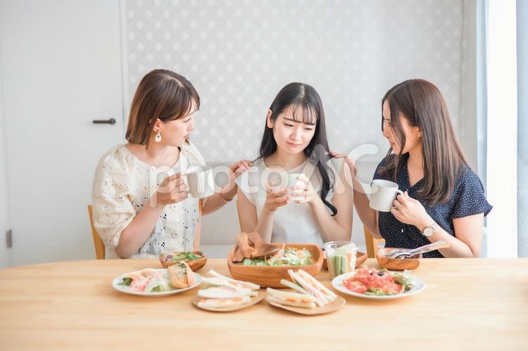 家で悩み相談する女性たち（コーヒー・悩む） 友達,失恋,喧嘩の写真素材