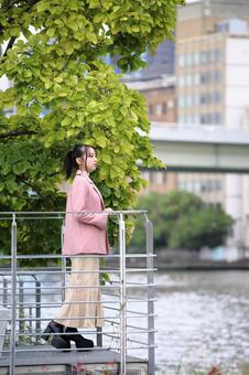 川べりで景色を眺める女性 女性,20代,リバーサイドの写真素材