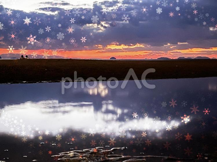 夕暮れの海と粉雪の氷の結晶 クリスマス,結晶,空の写真素材