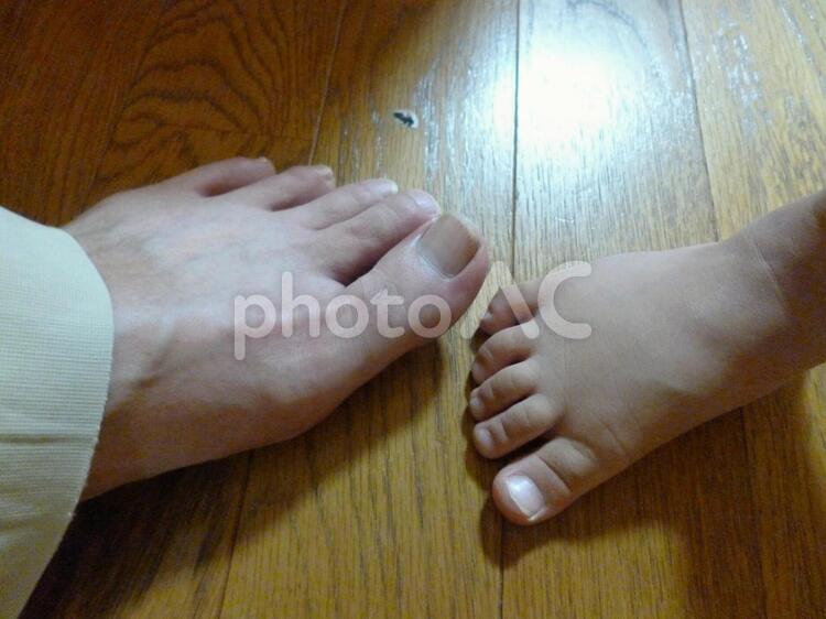 ジイジと孫のくらべっこ 足,幼児,おじいさんの写真素材