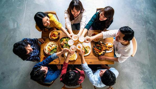 生ビールで乾杯する日本人グループ 生ビールで乾杯する日本人グループの写真