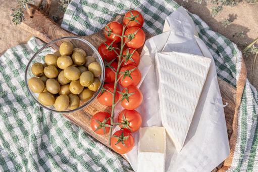 ミニトマトやオリーブ オリーブ,カマンベール,チーズの写真素材