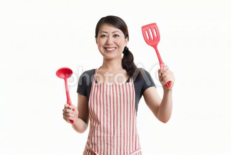 料理用具を持っている笑顔の女性 1人,アジア人,イメージの写真素材