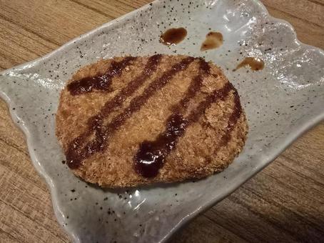 美味しそうなコロッケ コロッケ,揚げたて,ソースの写真素材