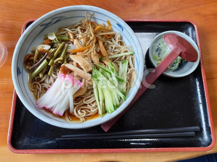 日本そば　冷やしきつねそば そば,きつねそば,冷やしきつねそばの写真素材
