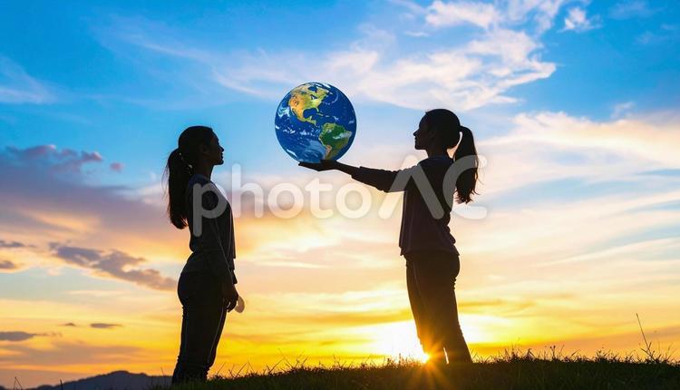 エコロジーイメージ・地球に触れる女性 地球,女性,地球儀の写真素材