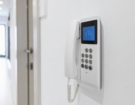 屋内の白いインターフォン 屋内の白いインターフォンの写真
