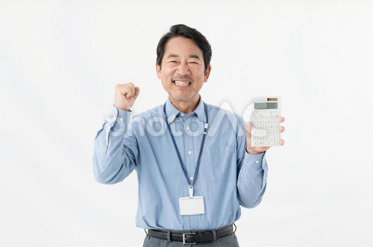 電卓を持つミドルのビジネスマン 電卓を持つミドルのビジネスマン ビジネス,ミドル,男性の写真素材