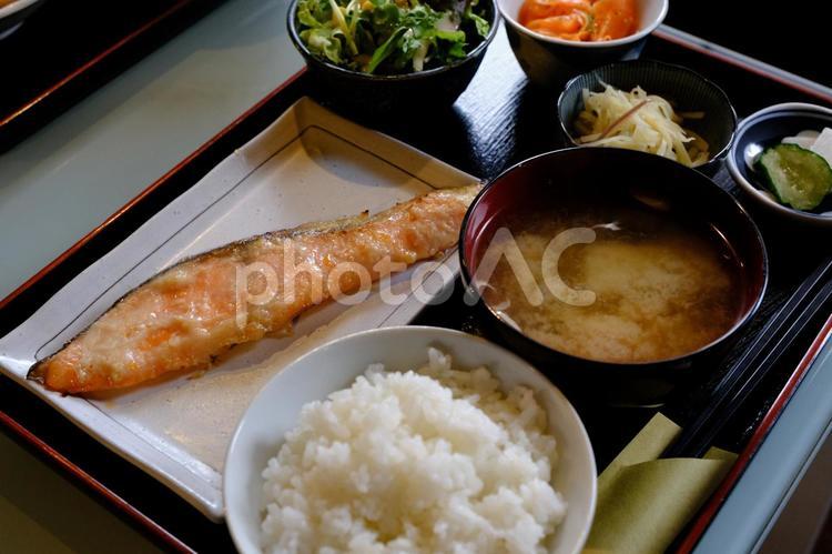 ［グルメ］鮭の粕漬け定食 鮭の粕漬け定食,ごはん,グルメの写真素材