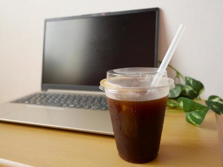 パソコンとアイスコーヒー パソコンとアイスコーヒー パソコン,アイスコーヒー,在宅の写真素材