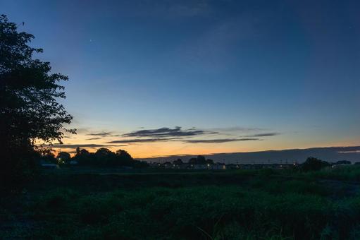 鷹の台の朝焼け 鷹の台の朝焼け 朝焼け,日の出前,マジックアワーの写真素材