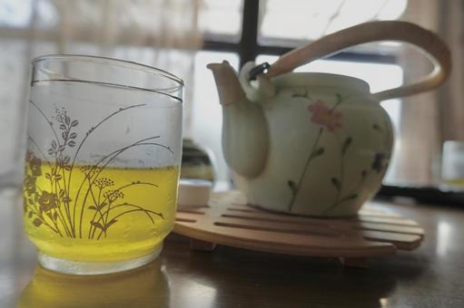 夏のティータイムに冷たい緑茶 夏のティータイムに冷たい緑茶 冷たい飲み物,グラス,癒しの写真素材