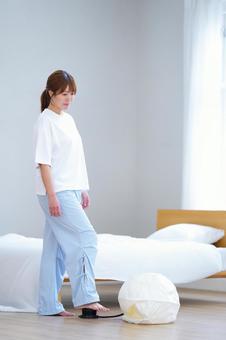 ボールに空気を入れる女性 女性,空気入れ,バランスボールの写真素材