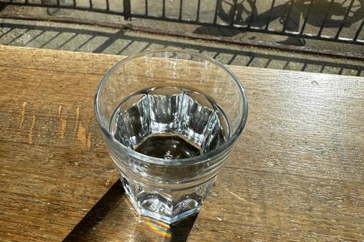 コップに入った水 コップに入った水 コップ,水,カフェの写真素材