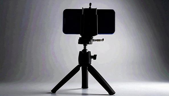 自撮り棒兼三脚とスマートフォン 自撮り棒兼三脚とスマートフォンの写真