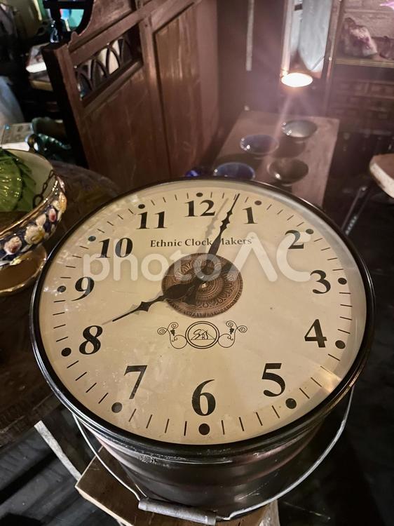 レトロな大きな壁掛け時計 レトロな大きな壁掛け時計 時計,レトロ,アンティークの写真素材