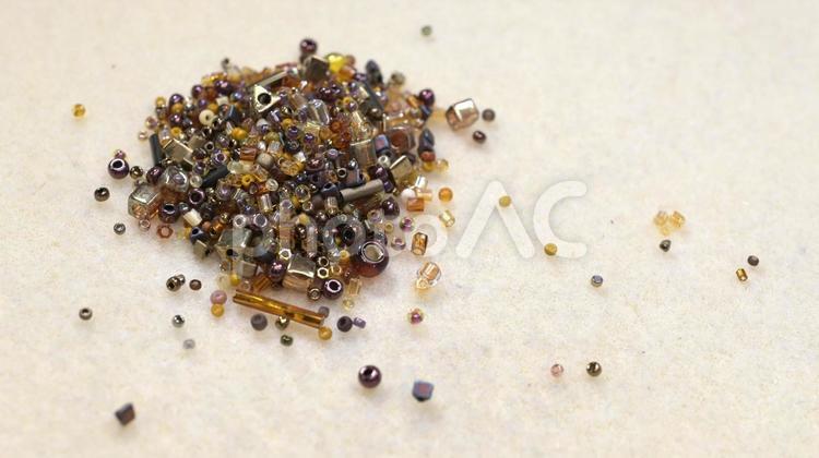 散りばめたゴールドミックスビーズ_5 ビーズ,茶色,ゴールドの写真素材