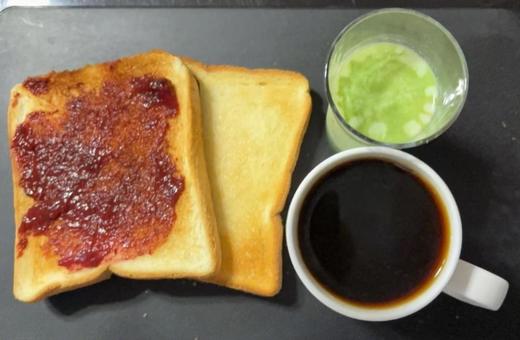 いちごジャムとココナッツトースト等の昼食 いちごジャムとココナッツトースト等の昼食 昼食,自家栽培,いちごジャムの写真素材