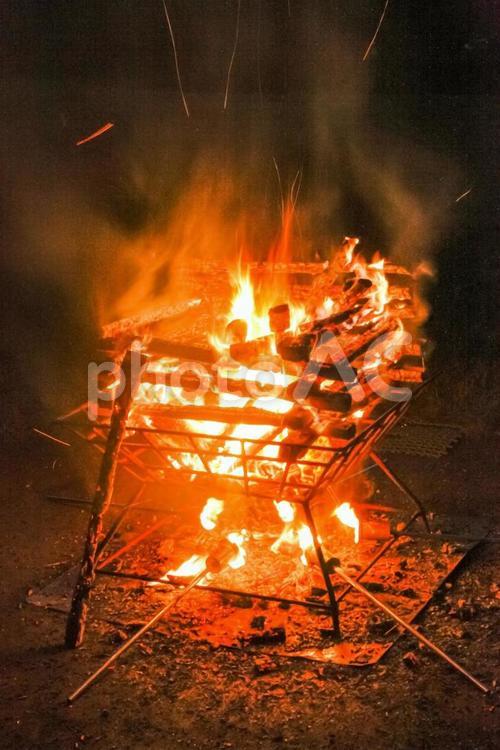 キャンプファイヤー・焚き火の炎  たき火,焚き火,キャンプファイヤーの写真素材