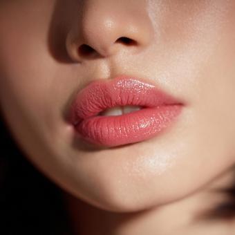 美しい発色のリップと滑らかな肌 美しい発色のリップと滑らかな肌の写真