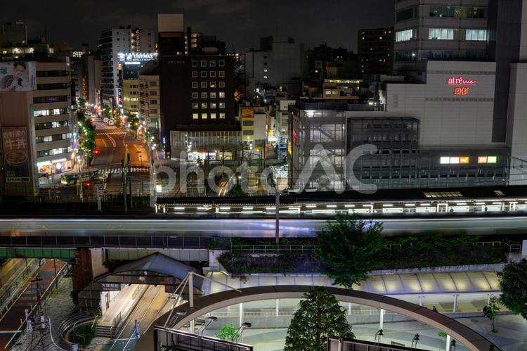 夜の大塚駅のホームと電車 大塚駅,山手線,jrの写真素材
