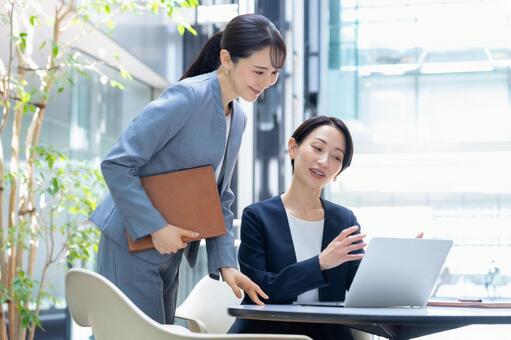 オフィスで仕事をするビジネスウーマン ビジネス,会議,ビジネスウーマンの写真素材