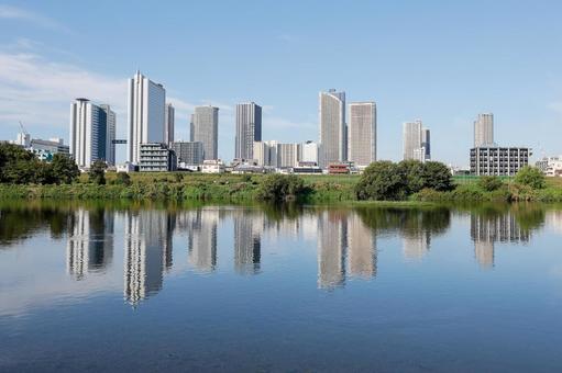 多摩川の鏡像風景 多摩川の鏡像風景 多摩川,鏡像,スカイラインの写真素材
