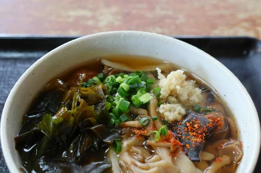 さぬきうどん店のきのこワカメうどん さぬきうどん店のきのこワカメうどん 背景,きのこ,ワカメの写真素材
