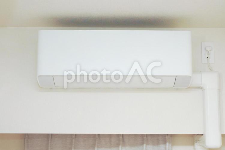 壁面に設置された省エネタイプのエアコン エアコン,室内,家電の写真素材