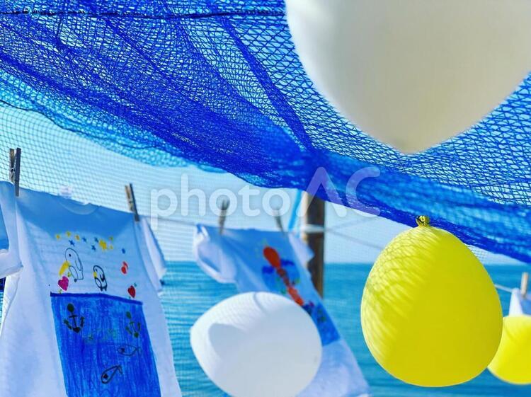 風船とᎢシャツ 夏,ꭲシャツ,浜の写真素材