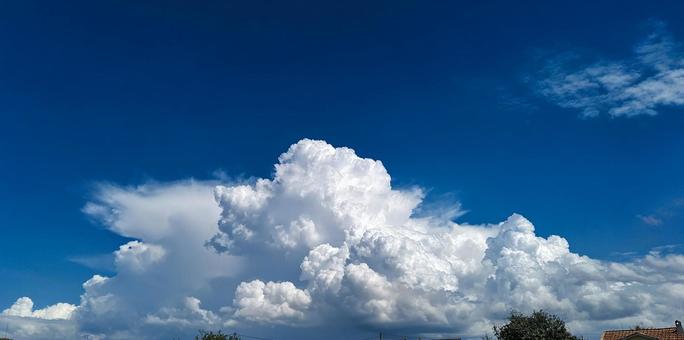 雷雨の予兆、迫力ある積乱雲の写真