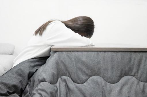 こたつで眠る女性 こたつ,女性,机の写真素材