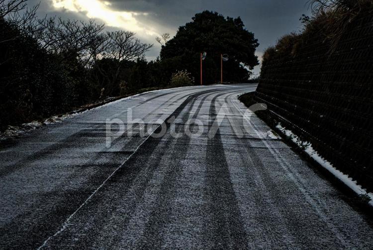 ＜五島の景色＞雪が降り始めた夜明けの道路 雪,降雪,雪景色の写真素材