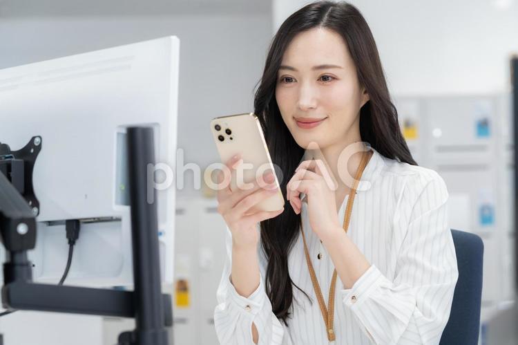 オフィスカジュアルの若い女性エンジニア ビジネス,エンジニア,女性の写真素材