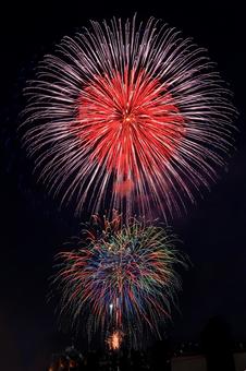 夏の花火 縦2 夏の花火 縦2 花火,夏,花火大会の写真素材