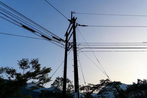 夕方の空と電線 夕方の空と電線 電柱,電線,送電線の写真素材