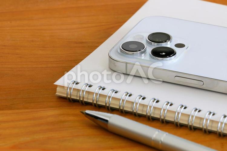 スマホとリングノート スマホとリングノート スマホ,リングノート,コピースペースの写真素材