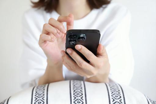 スマートフォンを触る女性 スマホ,スマートフォン,携帯の写真素材