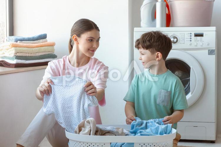 微笑んで見つめる親子 親子,女性,男の子の写真素材