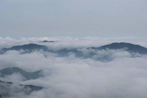 雲海に浮かぶ山々 雲海に浮かぶ山々の写真
