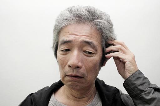 悩むシニア男性 悩むシニア男性の写真