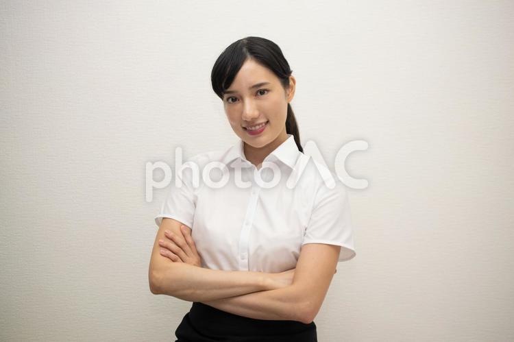 腕組みをして笑顔の女子社員 女性,社員,女子社員の写真素材