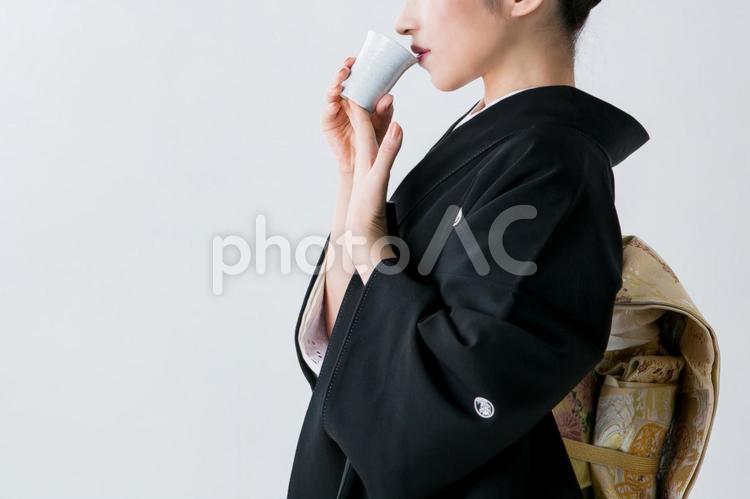 冷酒を飲む黒留袖の女性 着物,女性,冷酒の写真素材