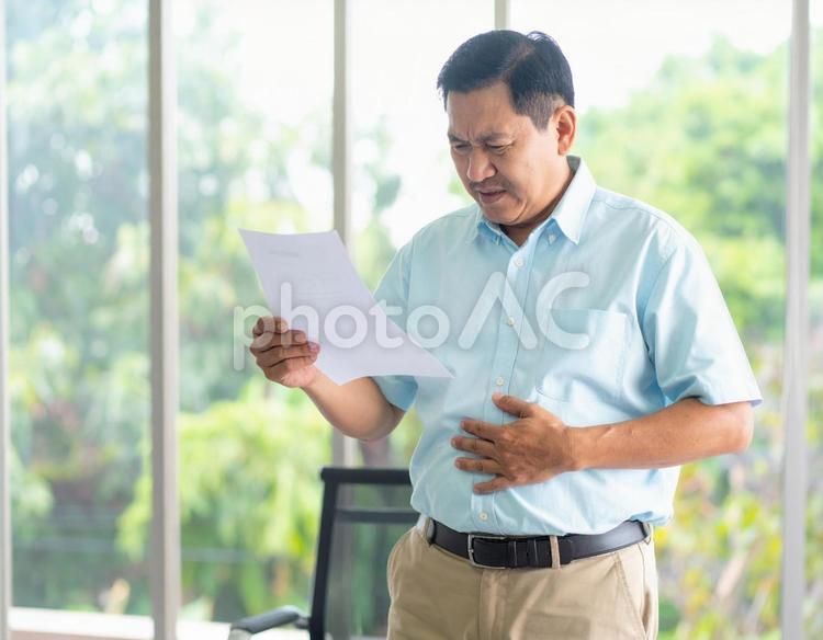 健康診断を前にメタボを気にする中年世代 健康,診断,生活の写真素材