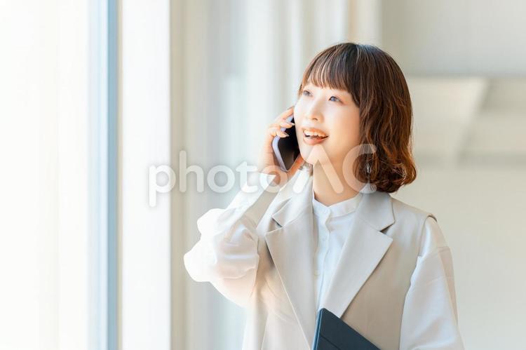 スマホで話す笑顔のビジネスウーマン 女性,ビジネス,笑顔の写真素材