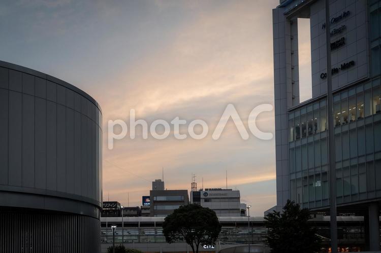 夕日とビルと駅 夕焼け,空,シルエットの写真素材