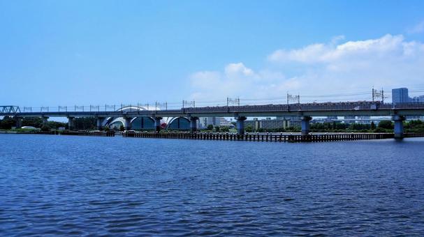 夢の島公園からの眺め・京葉線高架・江東区 夢の島公園からの眺め・京葉線高架・江東区の写真