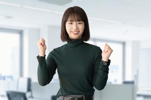 ガッツポーズをする女性・ビジネスウーマンの写真